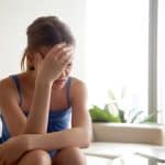 mujer con dolor de cabeza ansiedad