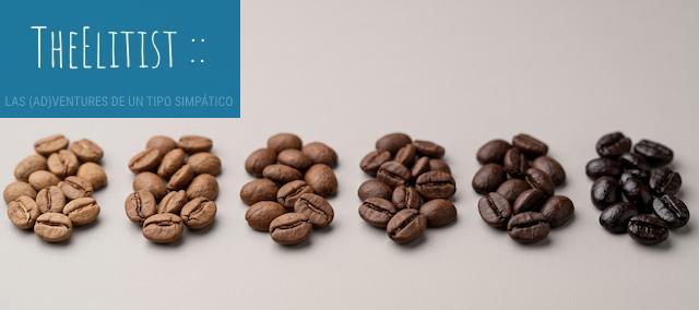 Granos de café con diferentes grados de tueste