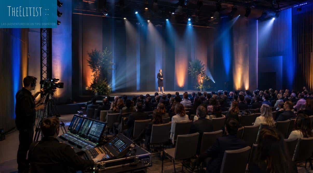 Diseño de iluminación para un evento con escenario
