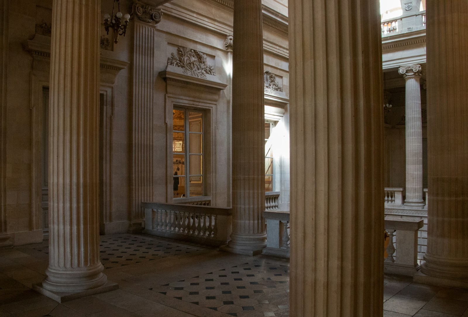 Columnata de un edificio clásico, símbolo del poder y del elitismo