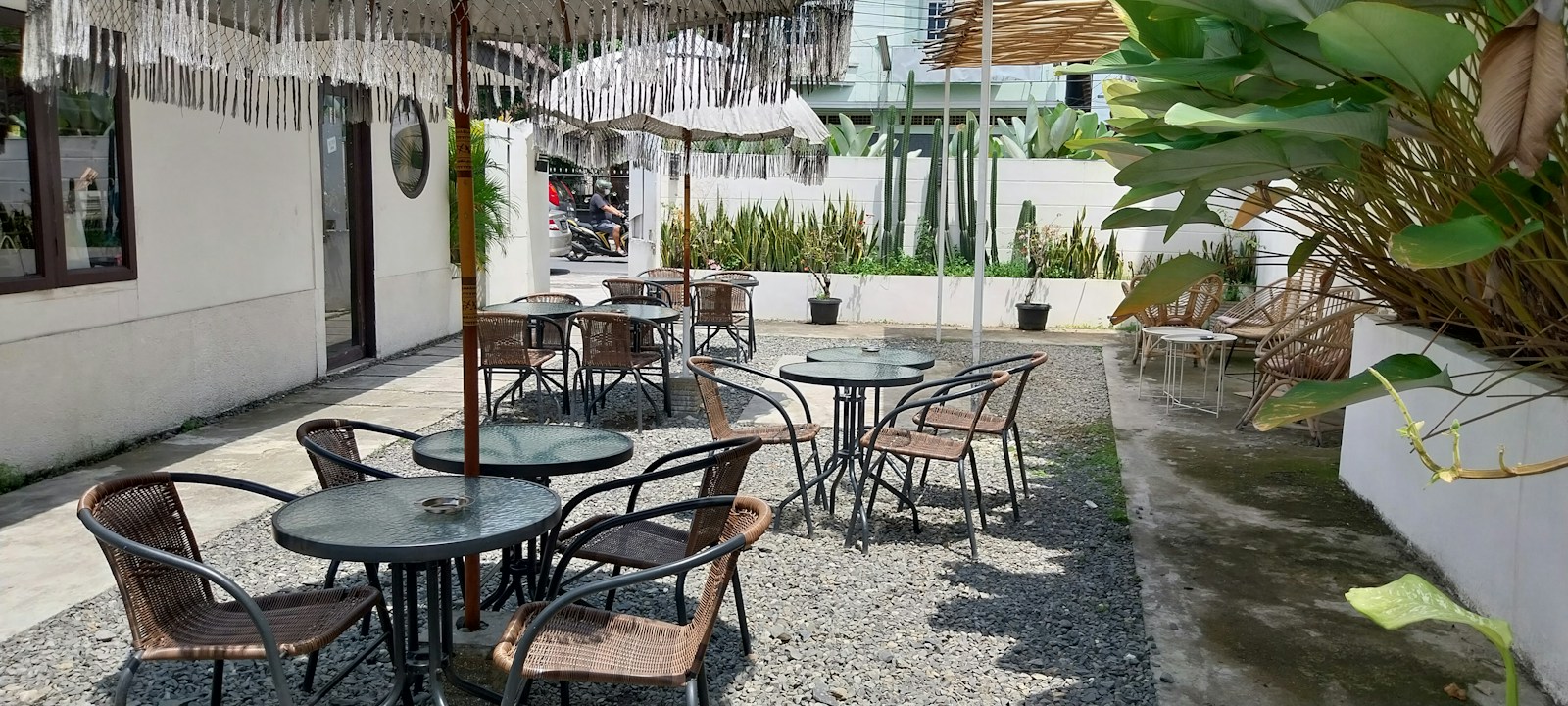 Terraza de un café con mesas y sillas libres