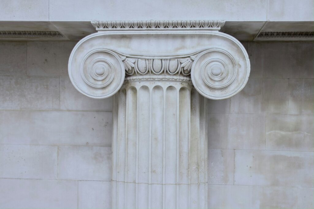 Capitel jónico de una columna, imagen de la teoría de las élites