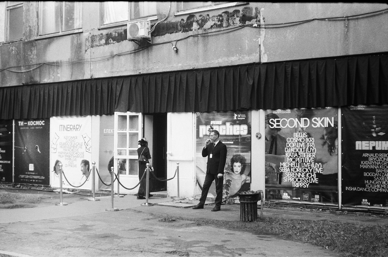 Entrada de un local con cordón y portero, imagen de lo elitista